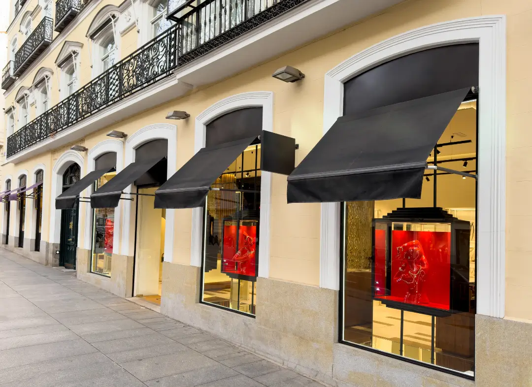 Façade vitrine de magasin en aluminium sur mesure à Saint-Saulve